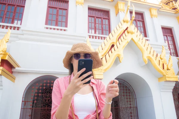 Mulheres Bonitas Usam Navegador Aplicativos Para Smartphone Viajam Cidade Bangkok — Fotografia de Stock