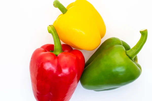 白色背景食物上的一组五颜六色的绿色 黄色和红色甜辣椒 — 图库照片
