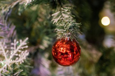 Kırmızı noel balosu ve Noel ağacı süslemesi Mutlu noeller