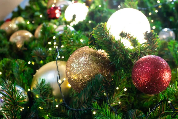 Boule Noël Décorer Sur Branche Pin Scène Nuit Bonne Année — Photo