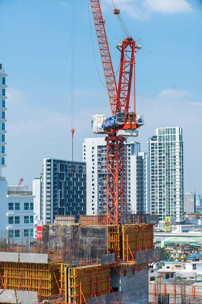 现代城市有起重机的建筑工地高楼高楼蓝天 — 图库照片