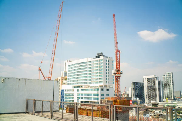 现代城市有起重机的建筑工地高楼高楼蓝天 — 图库照片
