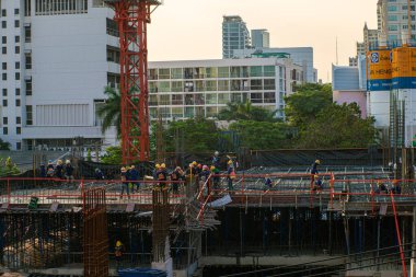 Modern şehirde vinçli inşaat alanı gökyüzü mavi ofis binası.