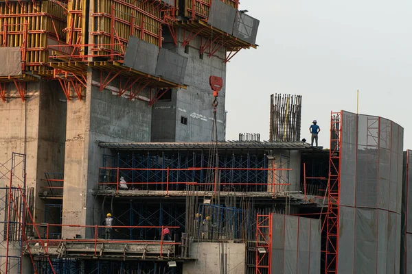 Équipe Ingénieurs Construction Mécanique Travaillant Avec Grue Bâtiment Construction — Photo