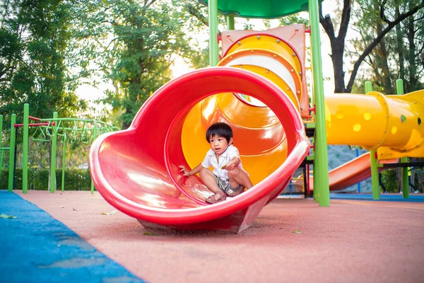 Óvodás Kisfiú Játszik Csúszka Játszótéren Városi Parkban Boldog Fiú Szabadban — Stock Fotó