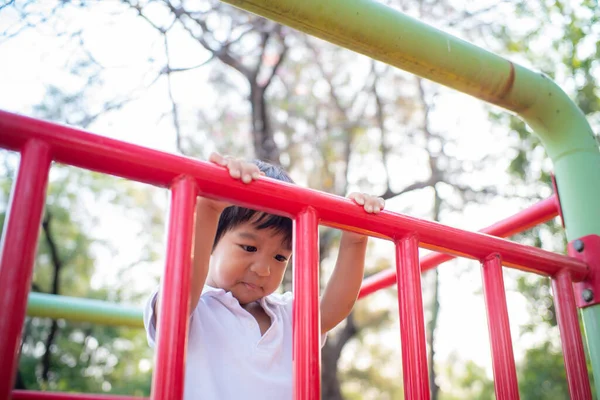 Předškolní Malý Chlapec Hraje Jezdce Hřišti Městském Parku Šťastný Chlapec — Stock fotografie