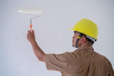 Mekanik ressam, yeni bina binasının içini beyaza boyuyor.