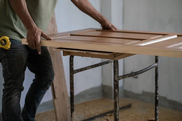 Tesař Pracující Dřevěných Řemeslech Dílně Výrobu Stavebního Materiálu Interiéru Nebo — Stock fotografie
