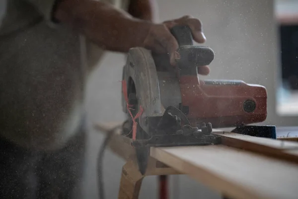 Tischler Der Der Werkstatt Holzhandwerk Arbeitet Baumaterial Für Den Innenausbau — Stockfoto