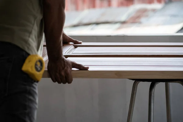 Tischler Der Der Werkstatt Holzhandwerk Arbeitet Baumaterial Für Den Innenausbau — Stockfoto