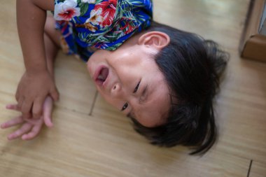 2-3 yaşındaki küçük Asyalı çocuk evde ağlıyordu.