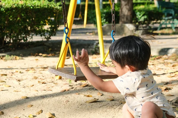 Asiatisk Pojke Spela Trä Swing Lekplats Park Utomhus Aktivitet — Stockfoto