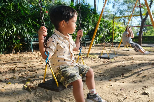 Asijské Chlapec Hrát Dřevěný Swing Playground Park Venkovní Aktivity — Stock fotografie