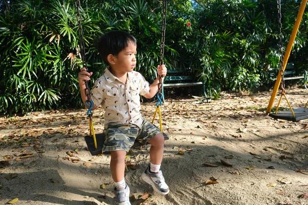 Asyalı Çocuk Dışarıda Oyun Parkında Ahşap Salıncak Oynuyor — Stok fotoğraf
