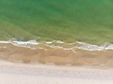Hava manzaralı beyaz kum plajı tropikal deniz kıyısı yaz tatili