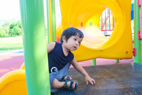 Glada Bedårande Liten Gammal Småbarn Pojke Som Har Roligt Stadsparken — Stockfoto