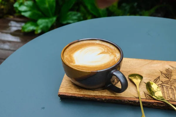 Gorące Latte Sztuka Kawa Stole Ogrodzie Kawiarnia Zielony Liść Tło — Zdjęcie stockowe