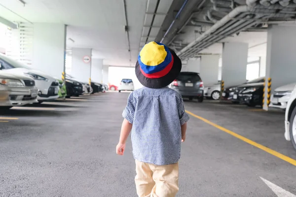 Küçük Çocuk Araba Parkında Yürüyor Yaz Tatili Kıyafeti Giyiyor Seyahate — Stok fotoğraf
