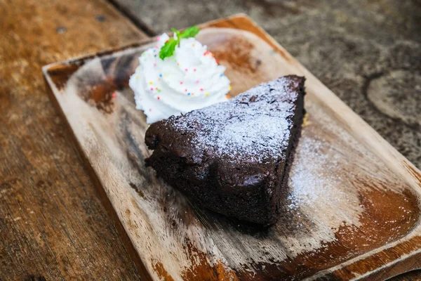 Zelfgemaakte Chocolade Brownies Cake Belegd Met Poedersuiker Munt Gestapeld Houten — Stockfoto