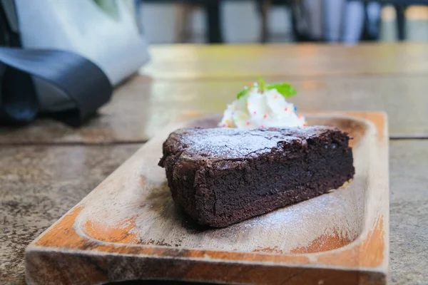 Σπιτικά Σοκολατένια Brownies Κέικ Ζάχαρη Άχνη Και Μέντα Στοιβαγμένα Ξύλινο — Φωτογραφία Αρχείου