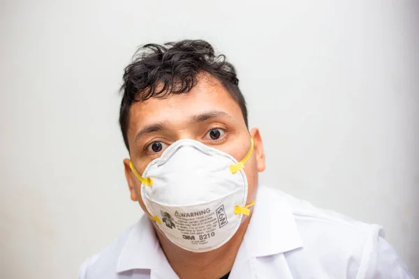 Porträtt Asiatisk Man Bär Ansiktsbehandling N95 Filtrera Ansiktsmask Förhindra Luftföroreningar — Stockfoto
