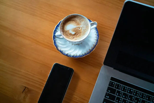 Varmt Kaffe Med Laptop Dator Och Mobiltelefon Träbord Trä Café — Stockfoto