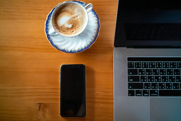 Warme Koffie Met Laptop Computer Mobiele Telefoon Houten Tafel Houten — Stockfoto
