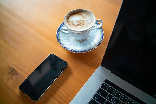 Warme Koffie Met Laptop Computer Mobiele Telefoon Houten Tafel Houten — Stockfoto