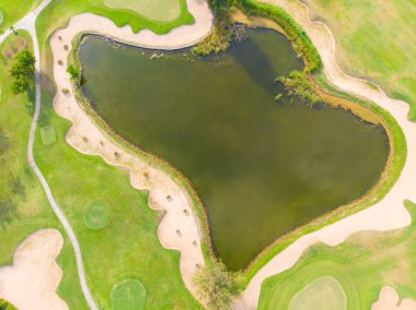 Nehir spor kulübü ile hava manzaralı yeşil çimen golf sahası
