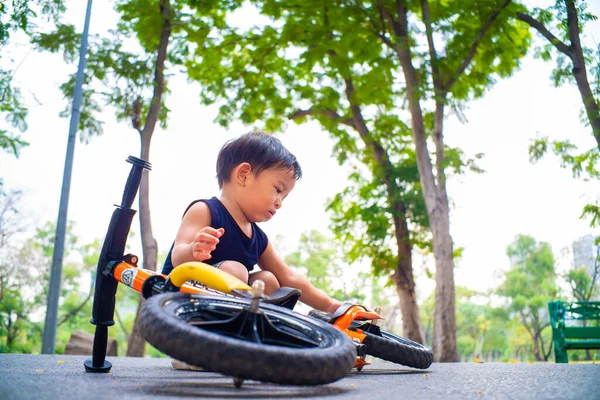Şehir Parkında Denge Bisikleti Oynayan Küçük Asyalı Çocuk Gün Batımı — Stok fotoğraf