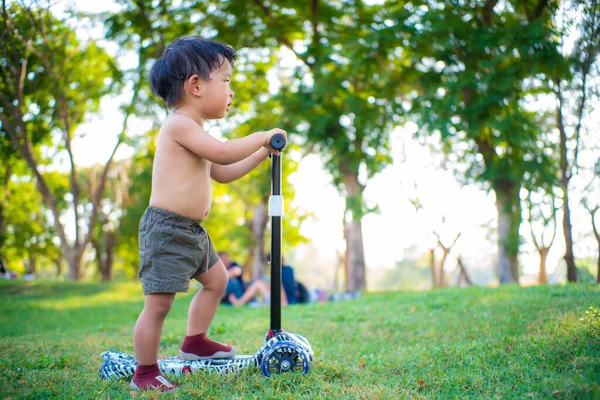 Bedårande Pojke Spelar Skoter Grönt Gräs Parken Rekreation Sommar — Stockfoto