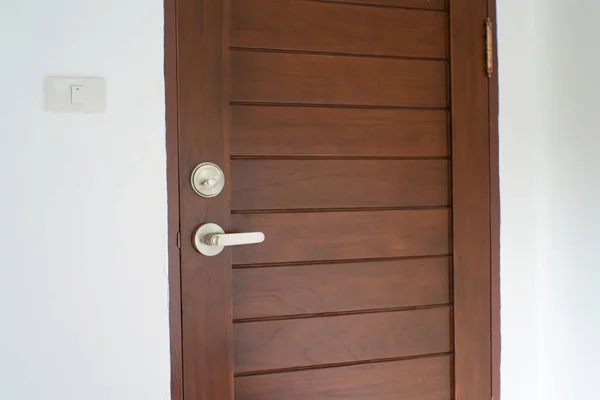 高級茶色のチーク材のドア現代的な家 — ストック写真