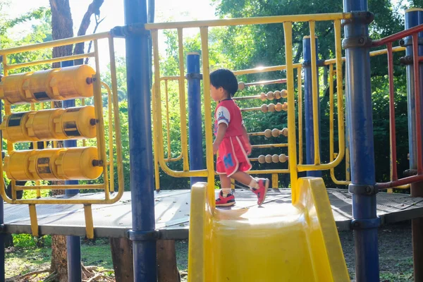 Menino Desfrutando Parque Infantil Colorido Com Slider Férias Livre — Fotografia de Stock