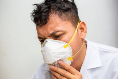 Asyalı erkekler n95 maske takıyor. Cauvid 19 'u koru. Beyaz arka plana yakından bak.