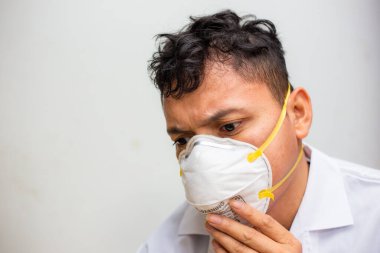 Asyalı erkekler n95 maske takıyor. Cauvid 19 'u koru. Beyaz arka plana yakından bak.