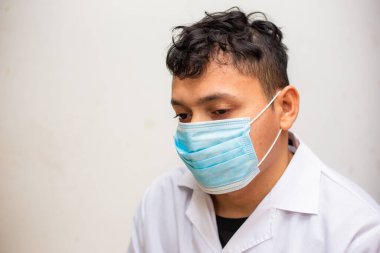 Asyalı erkekler n95 maske takıyor. Cauvid 19 'u koru. Beyaz arka plana yakından bak.