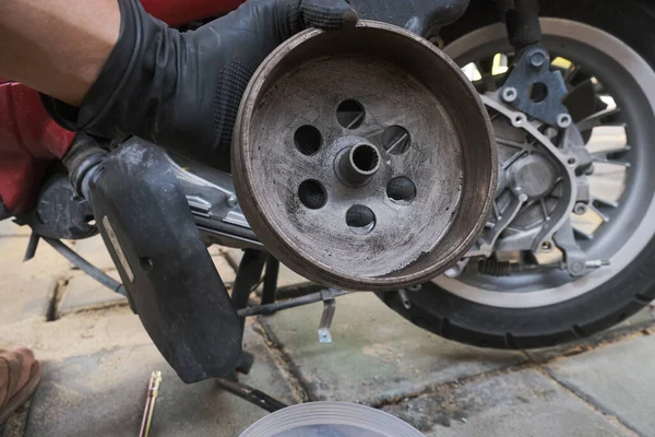 Scooter Motorcycle Cvt Gear Clutch Repair Hand Mechanic Close — Stockfoto