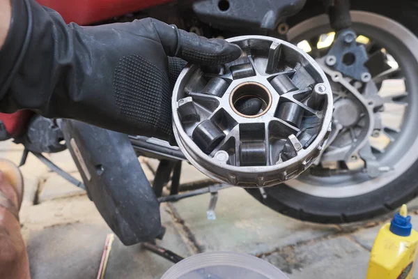 Mechanic Man Hand Fix Cvt Scooter Motorbike Home Maintenance Motor — Fotografia de Stock