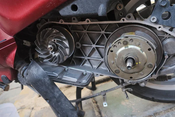 Scooter Motorfiets Cvt Versnelling Koppeling Reparatie Hand Van Monteur Close — Stockfoto