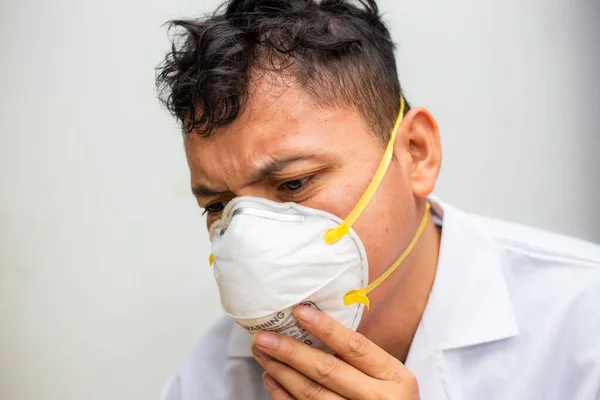 Asiatiska Män Bär N95 Mask Skydda Covid Ansikte Närbild Vit — Stockfoto