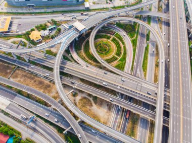 Araç ekspres yolu ile hava manzaralı şehir ulaşım yolu