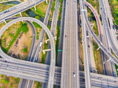 Araç ekspres yolu ile hava manzaralı şehir ulaşım yolu