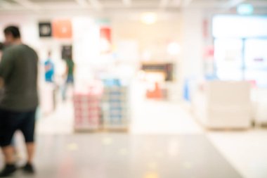 Bulanık insanlar alışveriş merkezinin arka planında alışveriş yapıyorlar