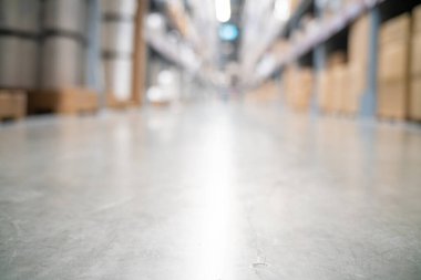 Alış veriş rafı iş arka planında bulanık depo kutusu
