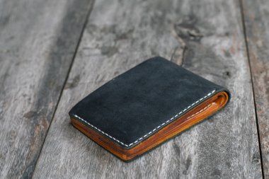 Siyah deri çift katlı para ve ahşap el sanatlarında kullanılan kart cüzdanı.