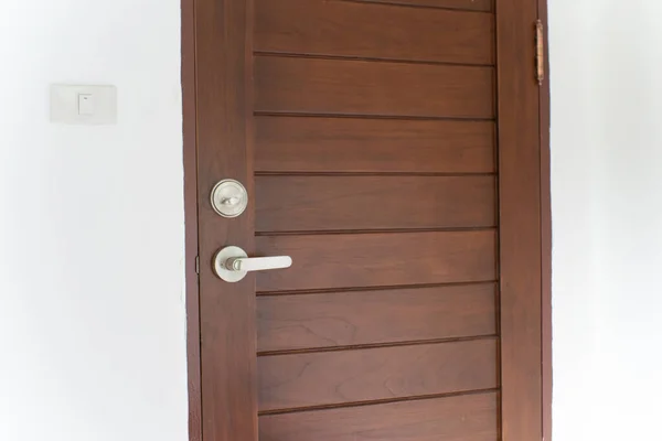 Drewniane Drzwi Drewna Tekowego Nowoczesnym Domu Biały Pokój — Zdjęcie stockowe