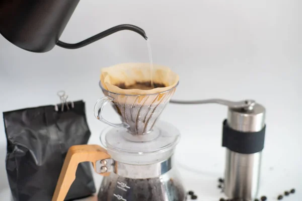 Kawa Kawowa Papierze Filtrowana Woda Przelewająca Prażone Ziarna Kawy Białym — Zdjęcie stockowe