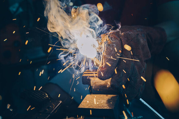 Рука человека Промышленный рабочий сварочный металл на заводе цеха на металлургических сварочных заводах
