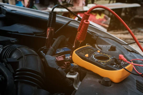 Uomo Meccanico Utilizza Voltmetro Multimetro Elettrico Controllare Batteria Dell Automobile — Foto Stock