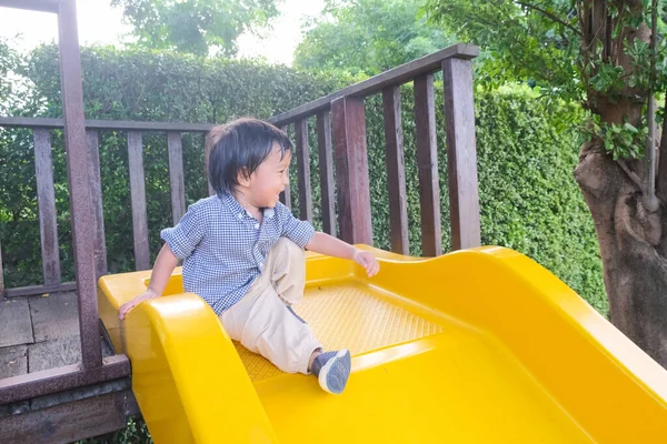Χρόνια Μικρό Αγόρι Παίζει Slider Στο Πάρκο Πράσινο Γρασίδι Εξωτερική — Φωτογραφία Αρχείου